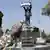 Syrien Afrin FSA Kämpfer reißen kurdische Statue ab