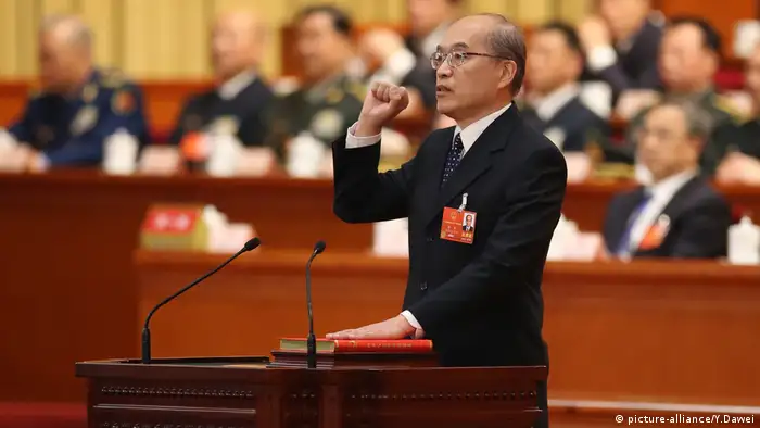 Zhang Jun schwört in der Großen Halle des Volkes in Peking einen Eid auf die Verfassung (picture-alliance/Y.Dawei)