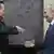 Der russische Präsident Wladimir Putin schüttelt dem stellvertretenden Vorsitzenden der Zentralen Militärkommission Zhang Youxia die Hand