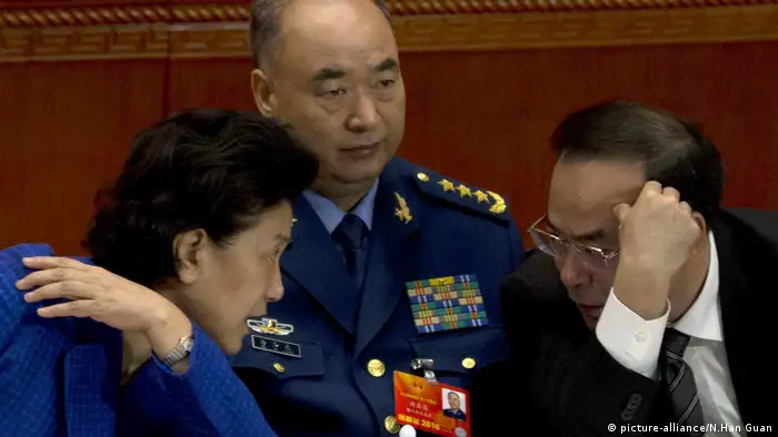 Liu Yandong, chinesischer Staatsrat, Xu Qiliang, stellvertretender Vorsitzender der Zentralen Militärkommission und Sun Zhengcai (picture-alliance/N.Han Guan)