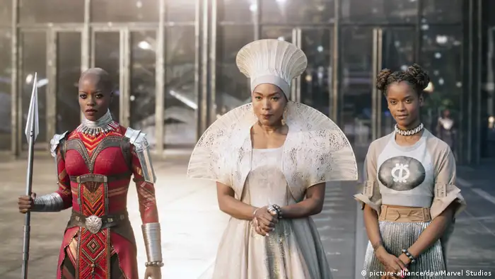 Szene aus Black Panther mit Florence Kasumba, Angela Bassett, Letitia Wright. (picture-alliance/dpa/Marvel Studios)