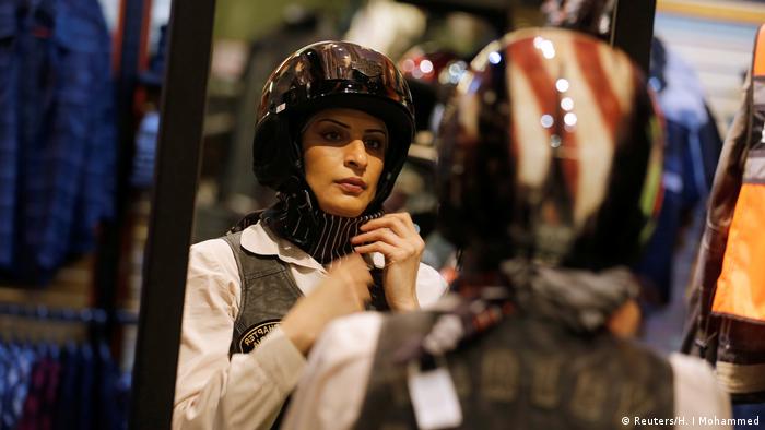 Maryam Ahmed Al-Moalem lernt Motorrad fahren in Saudi Arabien (Reuters/H. I Mohammed)