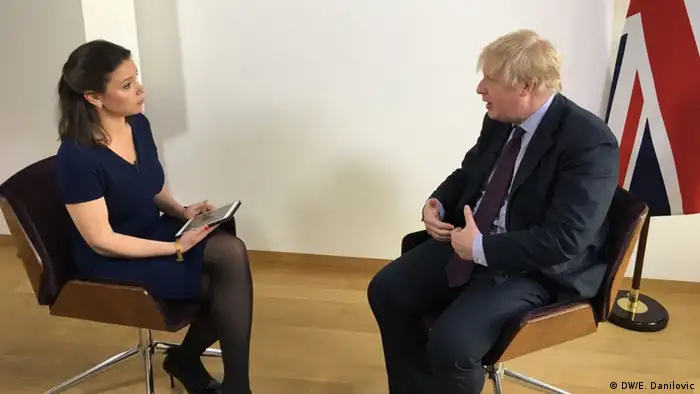 Zhanna Nemtsova spricht mit Boris Johnson