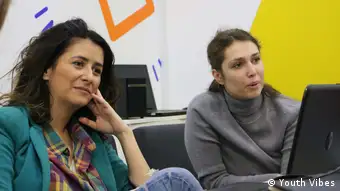 The DW Akademie trainers Jelena Djukić-Pejić and Sonja Urošević from the Twen-Portal Megafon give advice to the Youth-Vibes-Team.