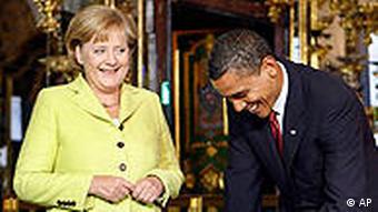 Obama trägt sich in Goldene Bücher ein (Foto: AP)