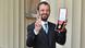 Ringo Starr mir Ritterauszeichnung vor dem Buckingham Palace London. Ringo Starr mir Ritterauszeichnung vor dem Buckingham Palace London.