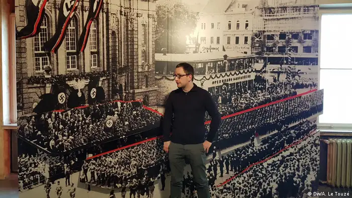 Markus Thulin essaie de faire comprendre aux jeunes visiteurs ce qu'ont pu ressentir les Allemands à la vue d'Hitler 