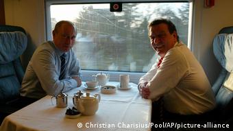 Декабрь 2004. Владимир Путин и Герхард Шрёдер едут на поезде ICE из Гамбурга в Шлезвиг