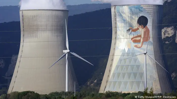 Energie: Atomkraftwerk Windrad