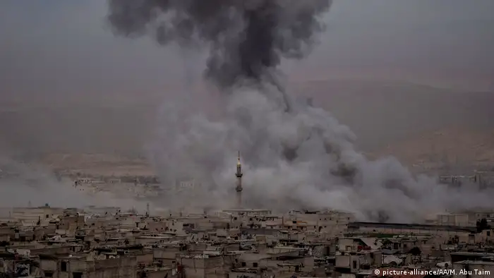 Syrien Ost Ghouta Luftangriff (picture-alliance/AA/M. Abu Taim)