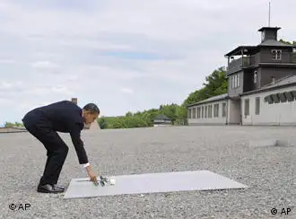 奥巴马在布痕瓦尔德集中营纪念馆前献花