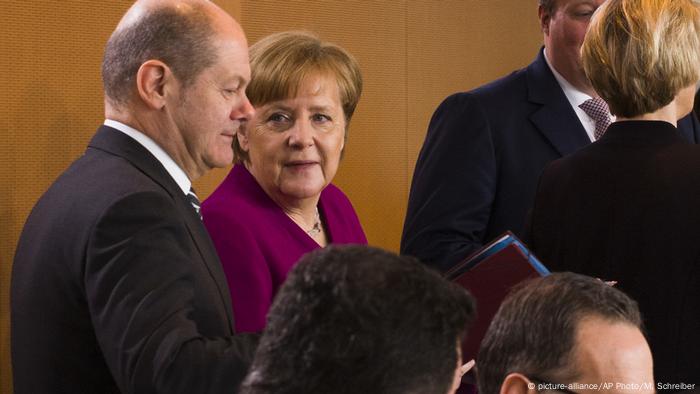 Deutschland Berlin - Angela Merkel, Olaf Scholz vor Kabinettssitzung (Ausschnitt)