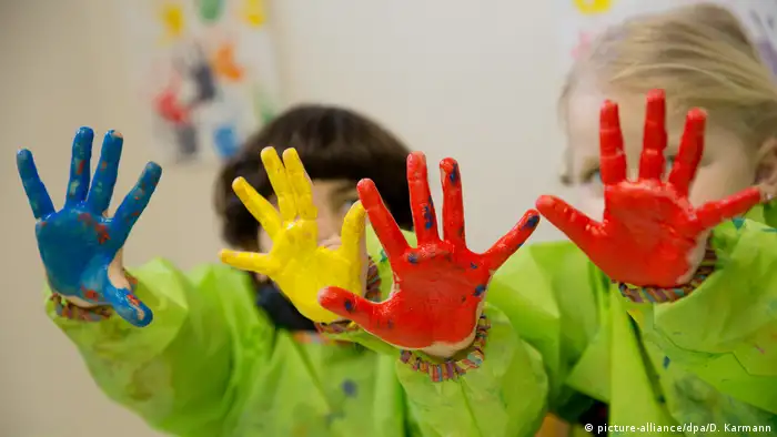 Kinder zeigen ihre bemalten Hände (picture-alliance/dpa/D. Karmann)