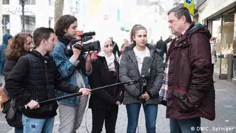Bonn - SchülerInnen der #speakup!-Medienwerkstatt bei Straßenumfragen in der Bonner Innenstadt