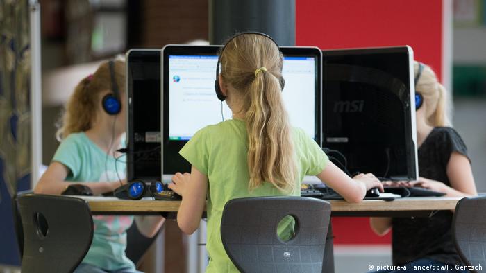 Schülerinnen sitzen vor Computerbildschirmen