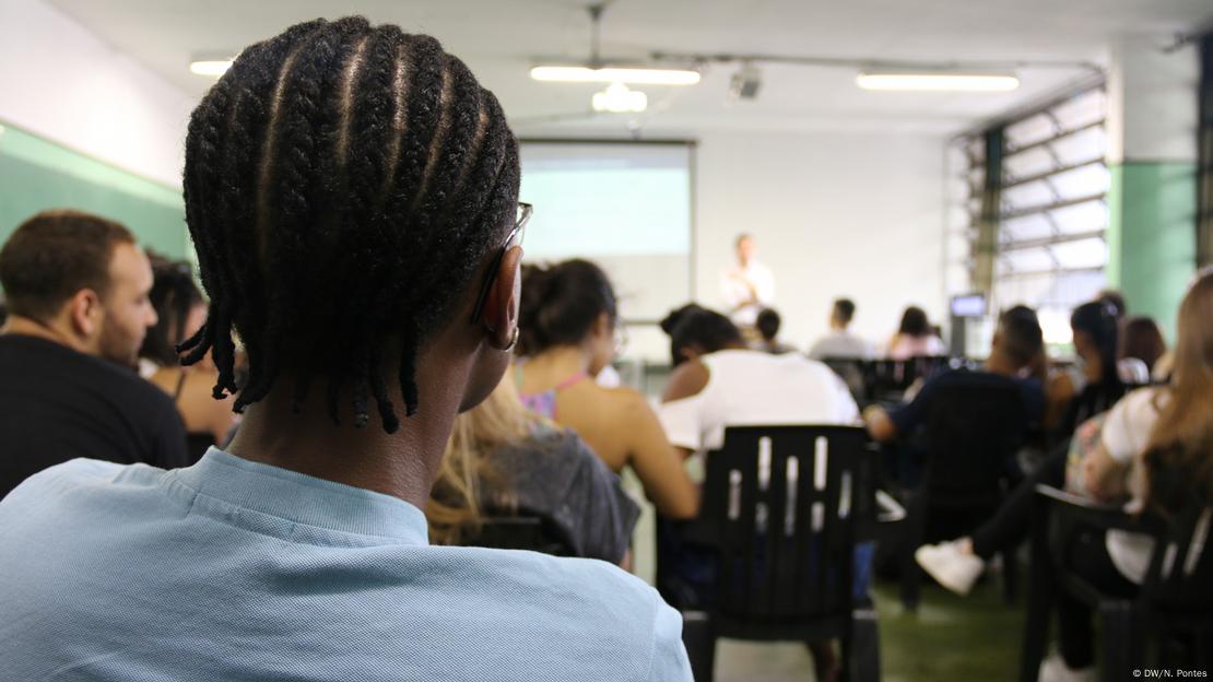 Estudante em sala de aula no Brasil