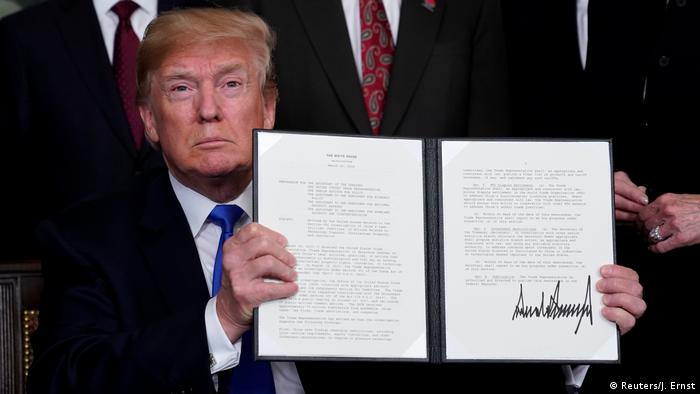 Дональд Трамп підписав меморандум щодо Китаю 