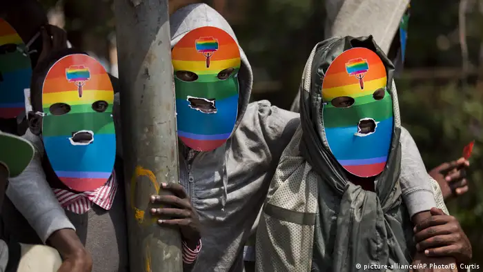 Gays y lesbianas kenianas protestan con máscaras para preservar su anonimato contra la dura postura de Uganda contra la homosexualidad y en solidaridad con sus compañeros africanos, Nairobi, Kenia (10.04.2014)