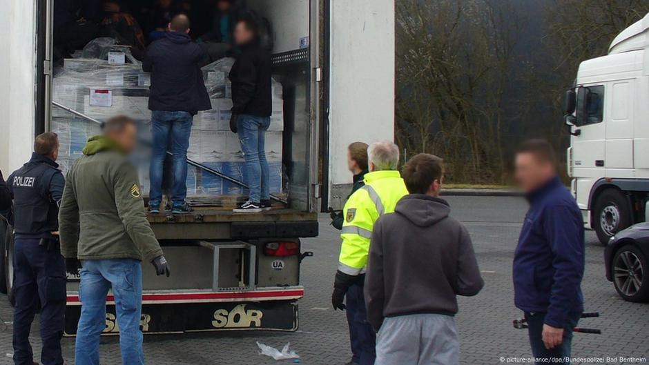 Niedersachsische Polizei Befreit Irakische Fluchtlinge Aus Lkw Aktuell Deutschland Dw 23 03 18
