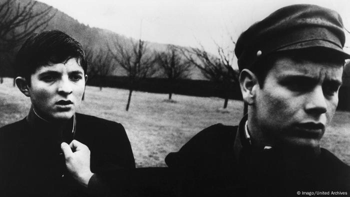 In einer Szene aus dem Schwarz-Weiss-Film zieht ein Junge einen anderen am Kragen (Imago/United Archives)