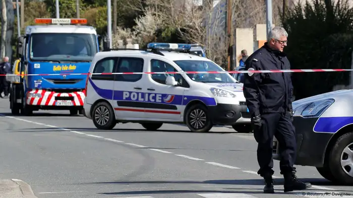 Frankreich Trebes - Polizeiaufgebot nahe Geiselnahme in Supermarkt (Reuters/R. Duvignau)