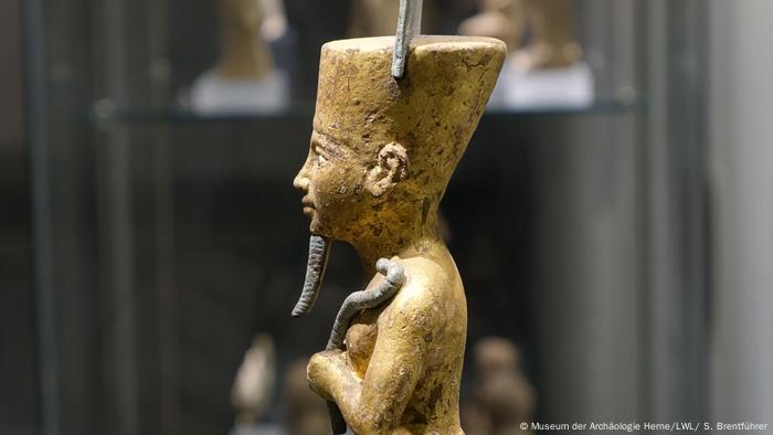 Die Goldstatue eines ägyptischen Gottes. (Museum der Archäologie Herne/LWL/ S. Brentführer)