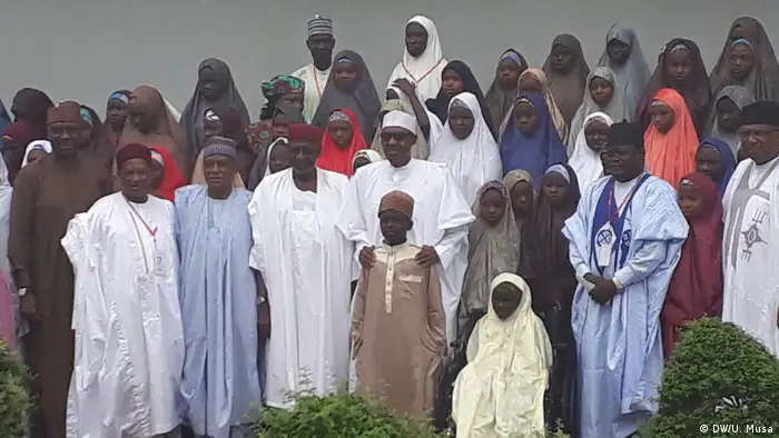 El Ejército de Nigeria rescató y liberó a mil personas retenidas en los campos del grupo yihadista Boko Haram en el noreste del país, según informaron hoy fuentes militares. Entre los liberados se encuentran mujeres, niños y jovénes que habían sido obligados por los yihadistas a entrar en las filas de su formación. (8.05.2018).