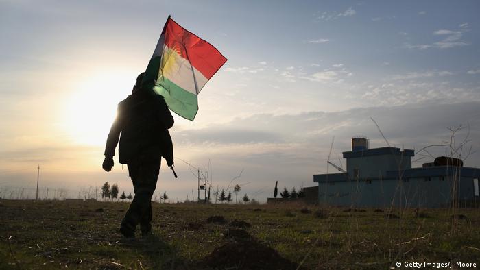 Курдские военизированные формирования пешмерга с флагом Иракского Курдистана в Синджаре