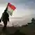 Irak Sindschar - Peschmerga Kämpfer mit kurdischer Flagge