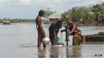 Frauen auf der Suche nach Trinkwasser