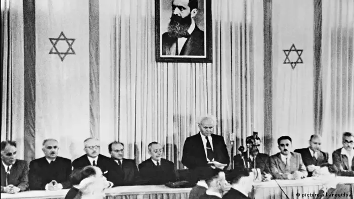 Ben-Gurion announces Israel's independence from a table where lots of other people sit (picture-alliance/dpa)