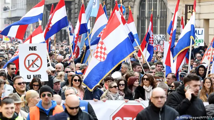 Kroatien Zagreb Demonstration gegen Unterzeichnung der Istanbul Konvention (Getty Images/AFP/STR)