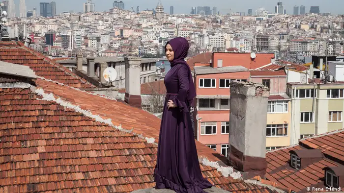 Junge Frau posiert vor Istanbul-Silhouette (Rena Effendi)