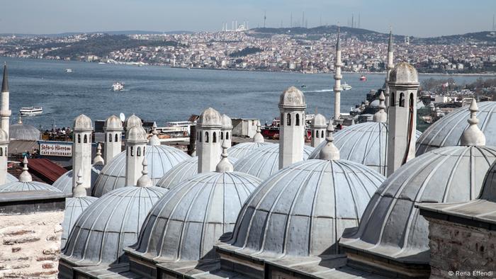 Истанбул е на повече от 2600 години, което определя облика му и до днес. Различни владетели са имали претенции към града: перси, гърци, римляни, османци. Константинопол е бил столица на Византийската, а по-късно и на Османската империя. Градът получава днешното си име чак през 1930 година. 