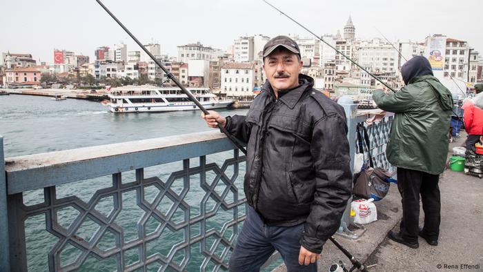 Porträt eines Anglers auf der Galata-Brücke in Istanbul (Rena Effendi)