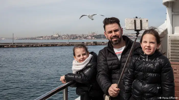 Familie macht Selfie auf einer der Bosporus-Fähren (Rena Effendi)