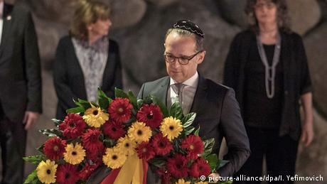 Heiko Maas lays a wreath down in memory of Holocaust victims (picture-alliance/dpa/I. Yefimovich)
