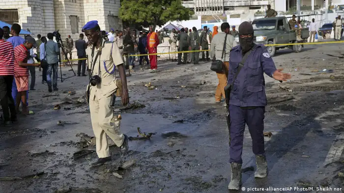 Somalia Anschlag in Mogadischu (picture-alliance/AP Photo/M. Sheikh nor)