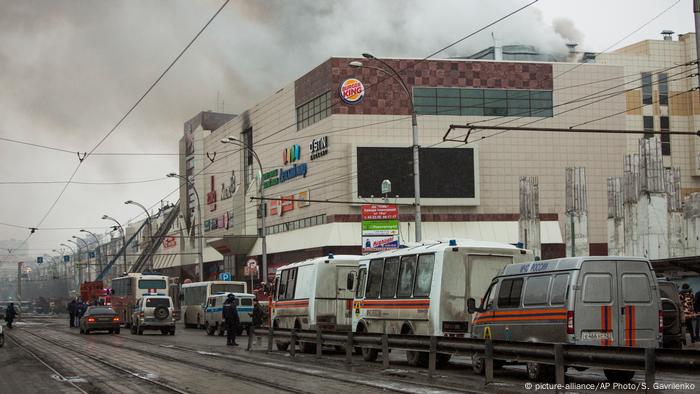 Russia Fire in a shopping center in the Siberian city of Kemerovo (picture-alliance / AP Photo / S. Gavrilenko)