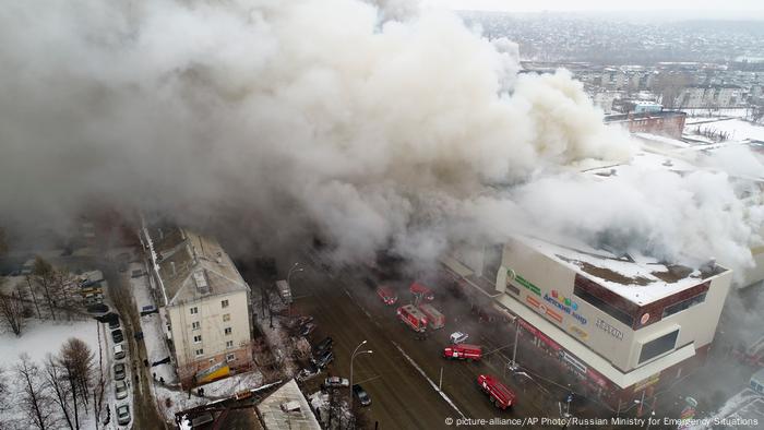 Russia Fire in a shopping center in the Siberian city of Kemerovo (picture-alliance / AP Photo / Russian Ministry for Emergency Situations)