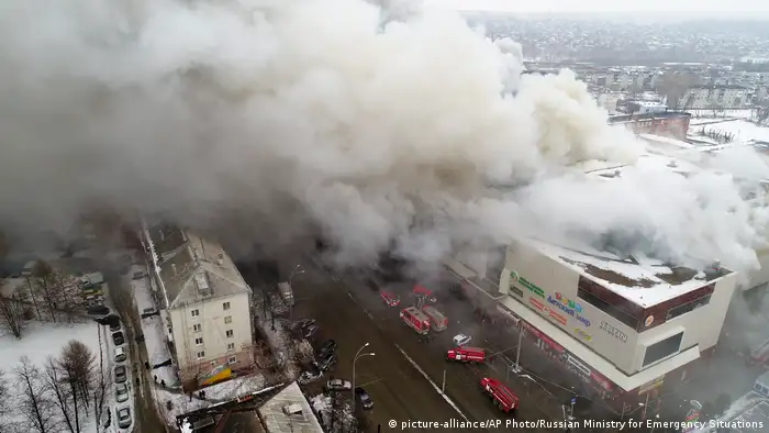 Russland Brand in einem Einkaufszentrum in der sibirischen Stadt Kemerowo (picture-alliance/AP Photo/Russian Ministry for Emergency Situations)