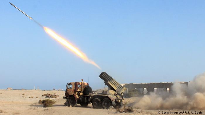 Vor einem blauen Himmel feuert im Jemen eine auf einem Lastwagen montierter Raketenwerfer eine Rakete ab. Mit einem Feuerschweif verlässt die Rakete das Gerät.