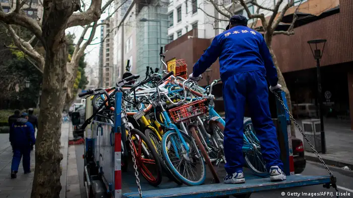 The strategy of flooding cities with cheap bikes has attracted the wrath of authorities that have to deal with the discarded ones. Chinese industry giants such as Ofo and Mobike compete by offering extremely low prices.