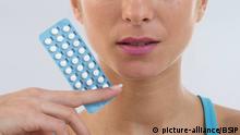 Woman taking contraceptive pill. | Verwendung weltweit, Keine Weitergabe an Wiederverkäufer.