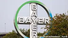 Logo da Bayer em área externa