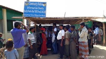 An information booth of Radio Naf in the refugee camp in Kutupalong. DW Akademie is cooperating with the local citizen radio and trains refugees, as well as locals.