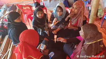 Rohingya und Einheimische lernen, Geschichten aus dem Lager spannend zu erzählen.