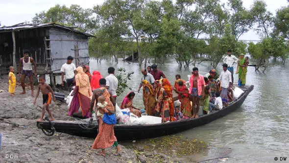 Das Boot: Fortbewegungsmittel No.1 fuer die, die es sich leisten koennen. Die meisten Menschen koennen sich nur bei Niedriegwasser bewegen, wenn Teile der Dorfstrassen trockenfallen. *** CMS: 06.2009 Tom-Felix Jöhnk aus Bangladesch