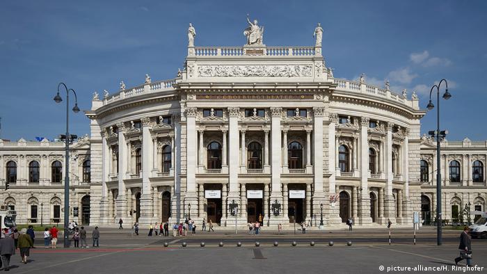 A street view of the Burgtheater (picture-alliance/H. Ringhofer)