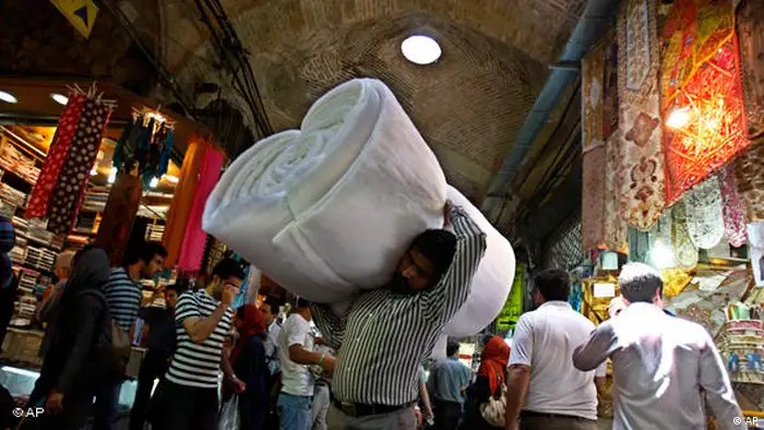 Einkaufsszene auf einem Bazar in Teheran (AP)